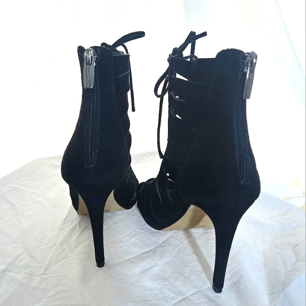 Gorgeous Vince Camuto Gladiator Heels NWOB ❤️
